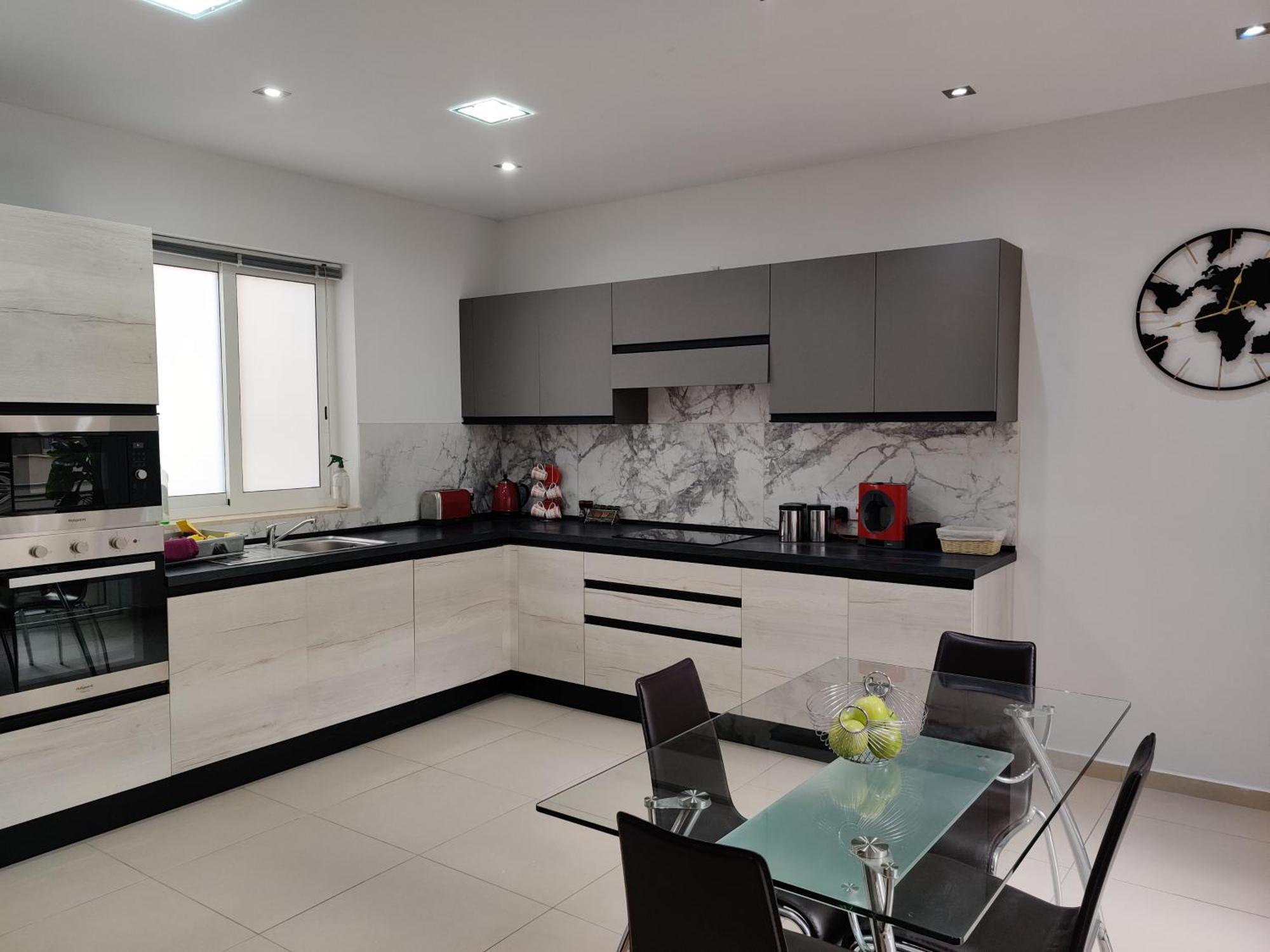 Depiro Point Deluxe - Modern, Designer 2 Minutes Away From Popular Seafront Apartment *